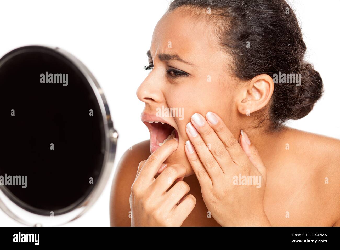 Porträt einer jungen dunkelhäutigen Frau mit Zahnschmerzen auf weißem Hintergrund Stockfoto