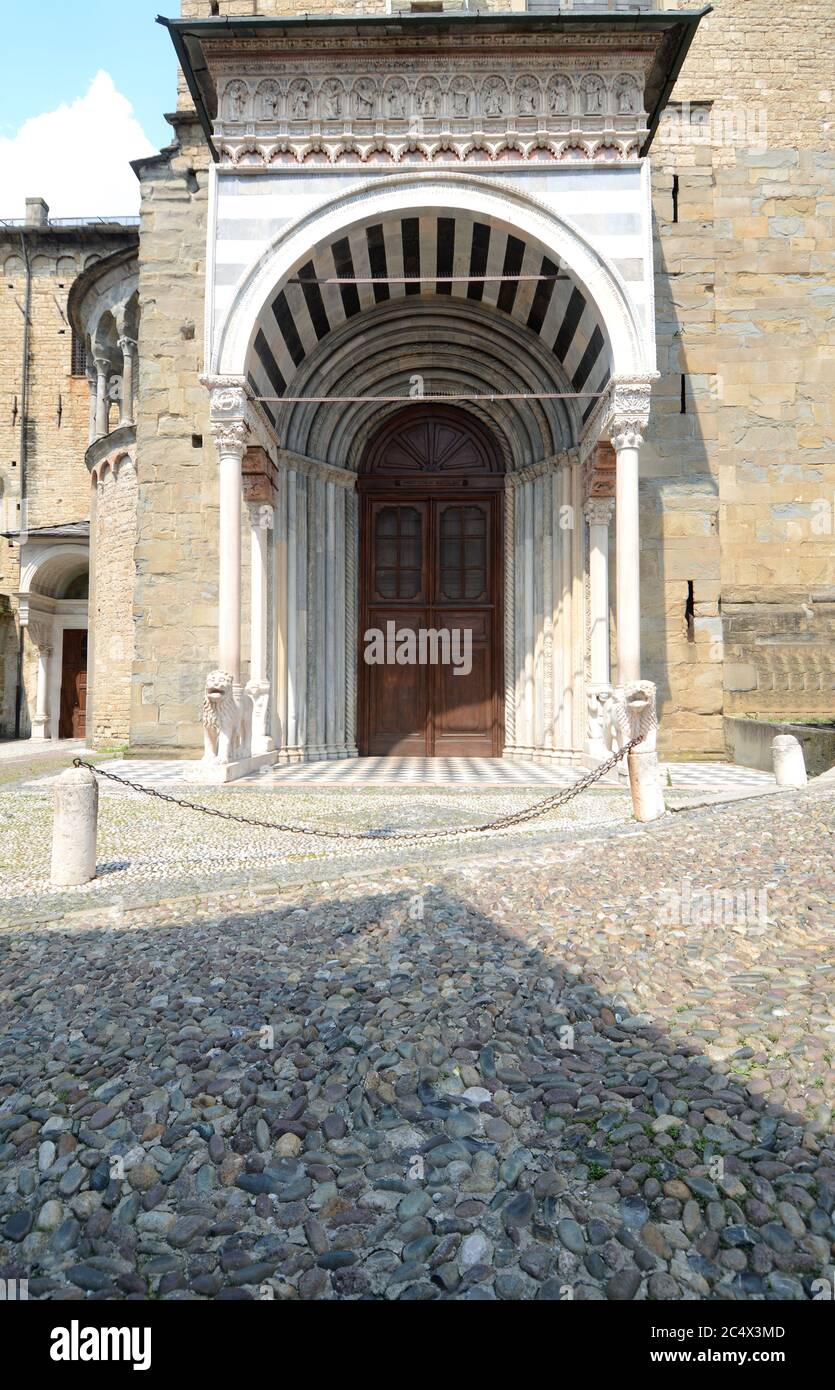 Die Basilika Santa Maria Maggiore befindet sich in Bergamo Alta, auf der Piazza del Duomo. Erbaut im 12. Jahrhundert, bewahrt das Äußere die Romanik Stockfoto