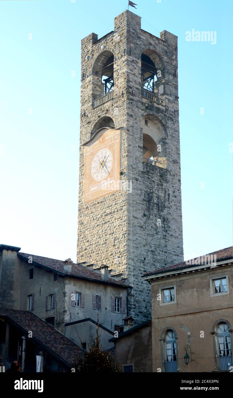 Der Bürgerturm, bekannt unter dem Namen Campanone, ist ein historisches Denkmal in der Stadt Bergamo Alta auf der Piazza Vecchia. Stockfoto