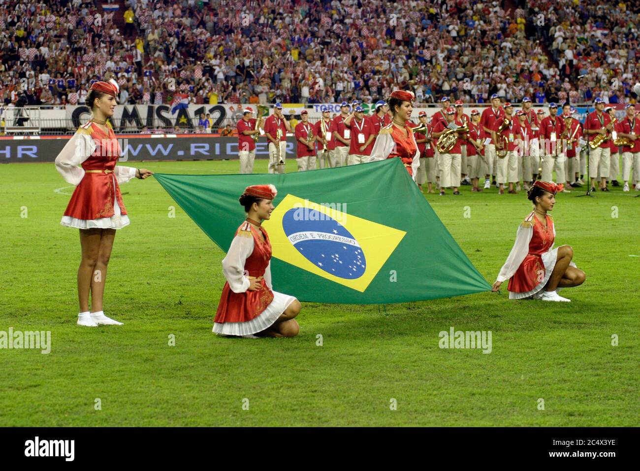 Mädchen mit brasilianischer Flagge während Hymne spielen vor dem Freundschaftsspiel Kroatien - Brasilien im Sommer 2005 Stockfoto