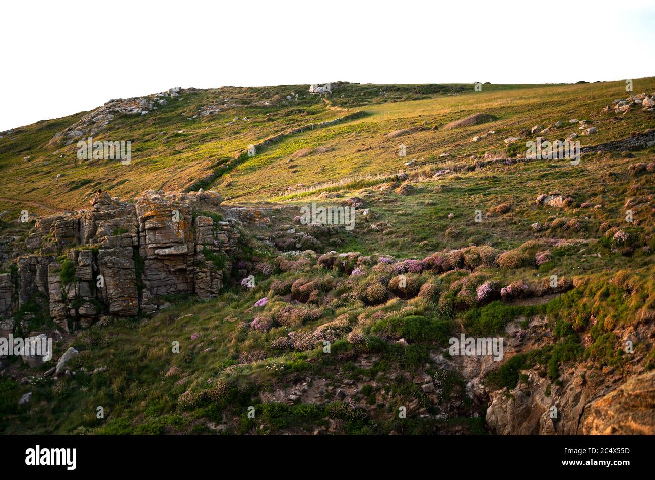 Beobachten des Sonnenuntergangs in Rinsey, Cornwall, Großbritannien Stockfoto