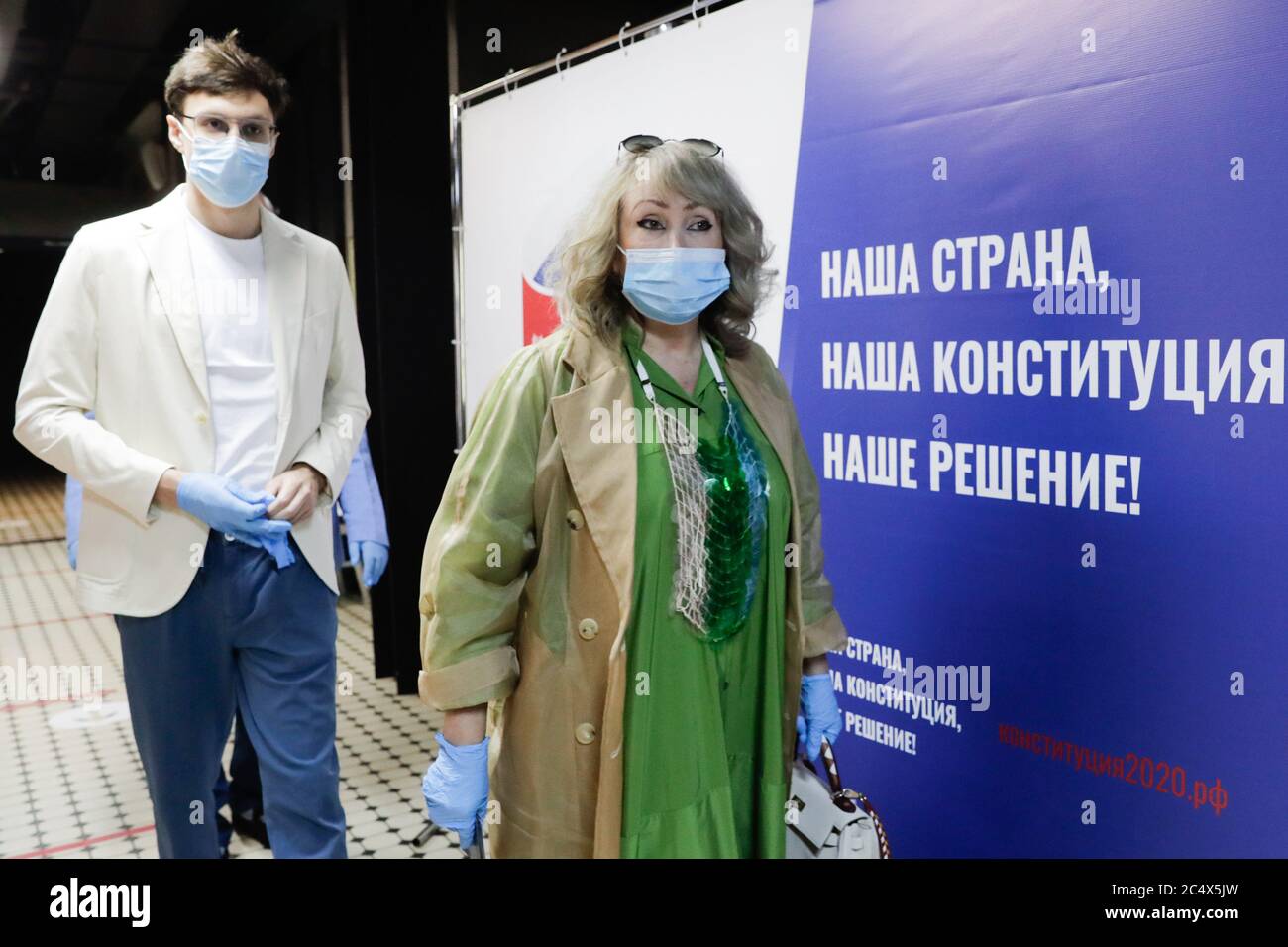 Moskau, Russland. Juni 2020. Die Menschen stimmen in der russischen Verfassungsreferendum 2020 in Polling Station Nr. 151 im GULAG History Museum. Das Referendum über vorgeschlagene Änderungen der russischen Verfassung findet am 25. Juni-1. Juli 2020 statt. Kredit: Ein Schild lautet: "Unser Land, unsere Verfassung, unsere Entscheidung." Mikhail Metzel/TASS/Alamy Live News Stockfoto