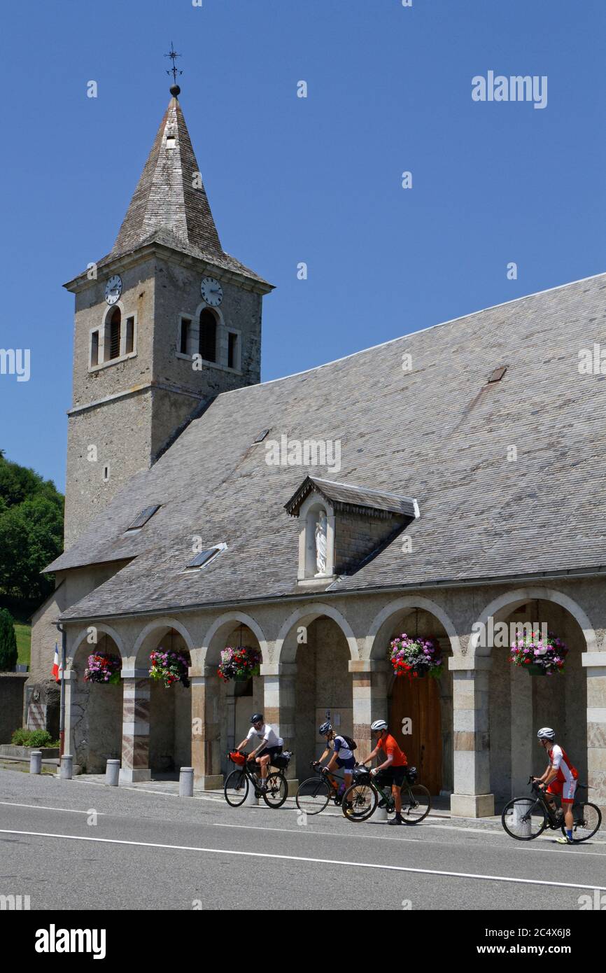 STE-MARIE DE CAMPAN, FRANKREICH, 24. Juni 2020 : Radfahrer auf dem Kirchplatz vor dem Col du Tourmalet. Stockfoto