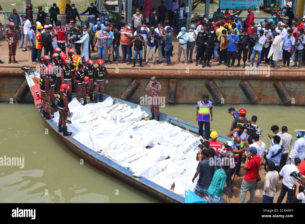 (ANMERKUNG DES HERAUSGEBERS: Bild zeigt den Tod) wiederhergestellte Körper von Abschussopfern, die vom Buriganga River gesammelt wurden. Mindestens 30 Menschen starben und ein Dutzend werden vermisst, nachdem eine Fähre am 29. Juni in der Hauptstadt Dhaka in Bangladesch nach einer Kollision mit einem anderen Schiff gekentert und gesunken war, sagten Rettungsbeamte. Stockfoto