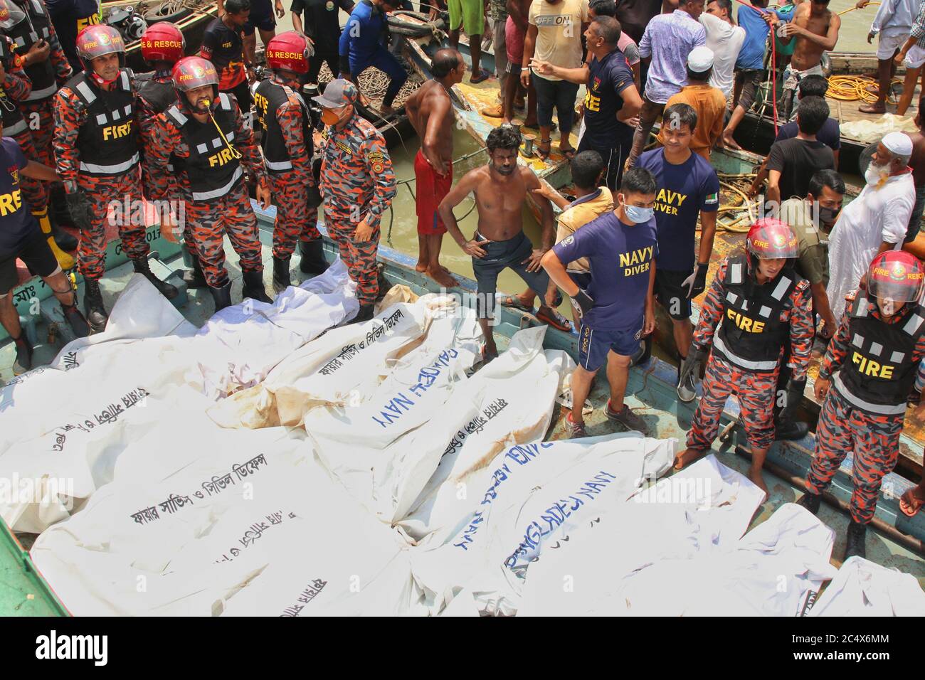 (ANMERKUNG DES HERAUSGEBERS: Bild zeigt den Tod) wiederhergestellte Körper von Abschussopfern, die vom Buriganga River gesammelt wurden. Mindestens 30 Menschen starben und ein Dutzend werden vermisst, nachdem eine Fähre am 29. Juni in der Hauptstadt Dhaka in Bangladesch nach einer Kollision mit einem anderen Schiff gekentert und gesunken war, sagten Rettungsbeamte. Stockfoto