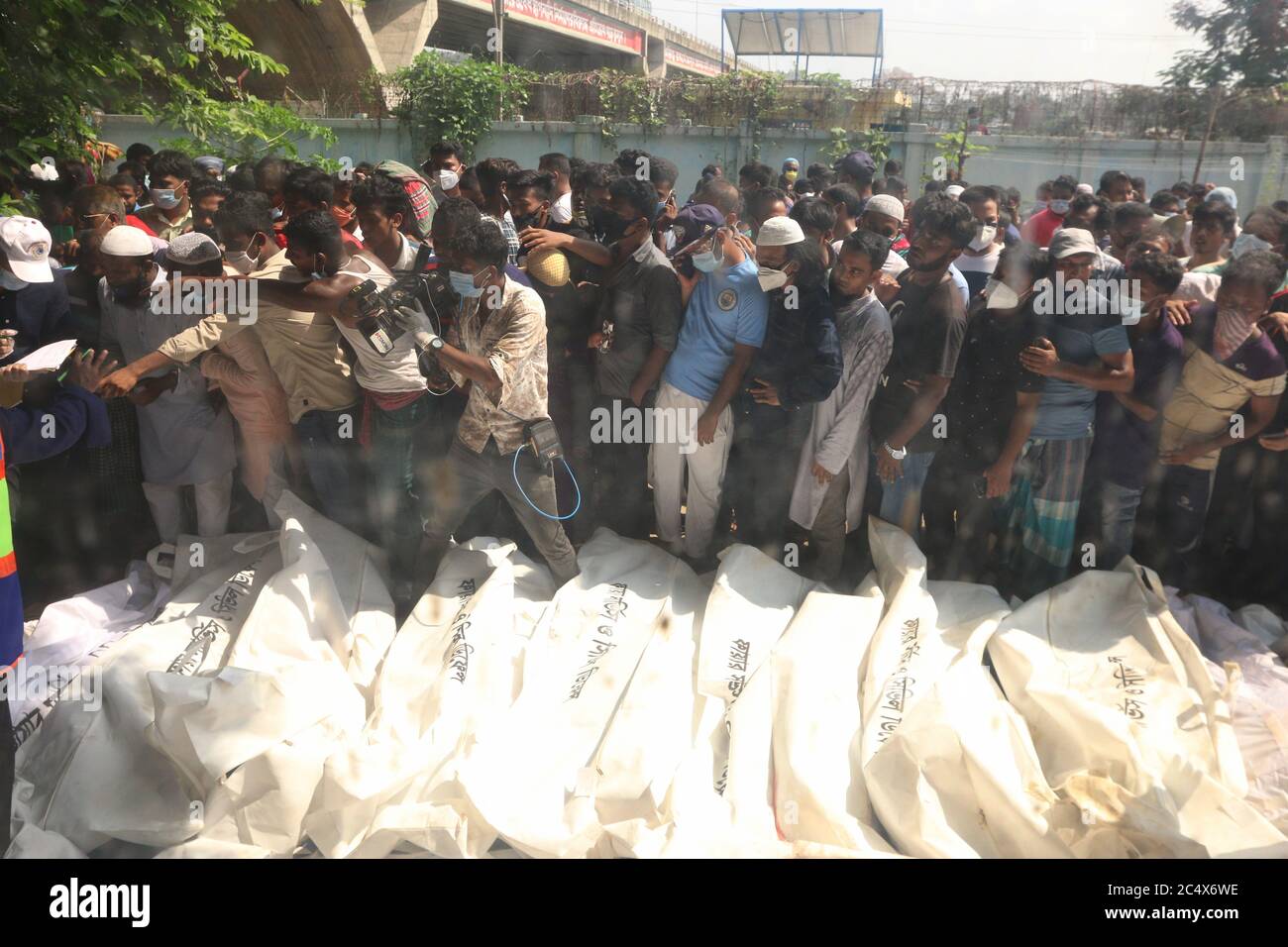 (ANMERKUNG DES HERAUSGEBERS: Bild zeigt den Tod) wiederhergestellte Körper von Abschussopfern, die vom Buriganga River gesammelt wurden. Mindestens 30 Menschen starben und ein Dutzend werden vermisst, nachdem eine Fähre am 29. Juni in der Hauptstadt Dhaka in Bangladesch nach einer Kollision mit einem anderen Schiff gekentert und gesunken war, sagten Rettungsbeamte. Stockfoto