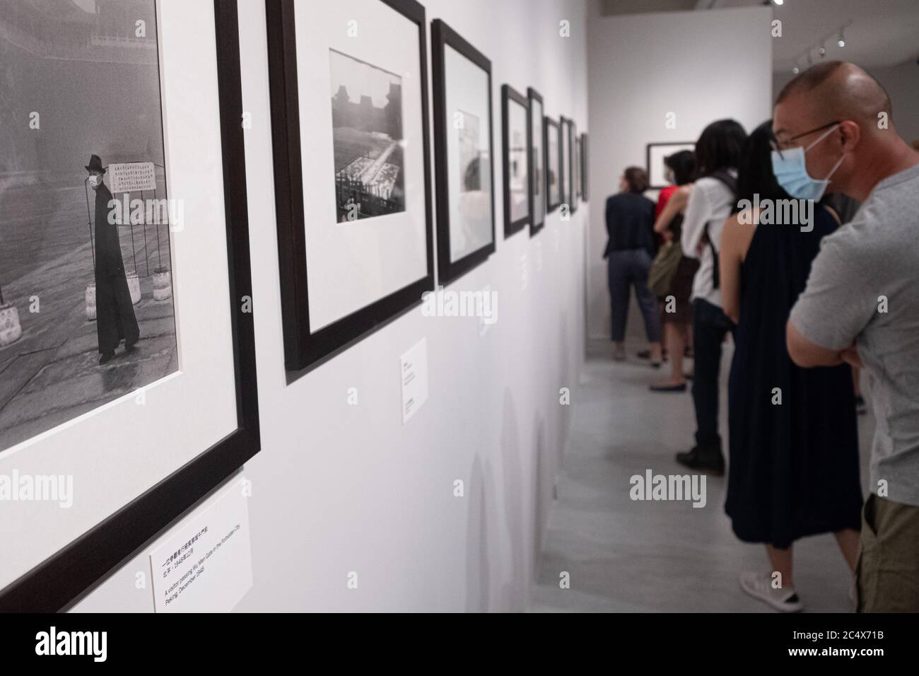 Ein Mann sieht sich an, während er eine Gesichtsmaske als vorbeugende Maßnahme im Taipei Fine Arts Museum trägt.Taiwan hat bisher 447 Coronavirus-Fälle, 7 Todesfälle und 435 Genesene bestätigt. Stockfoto