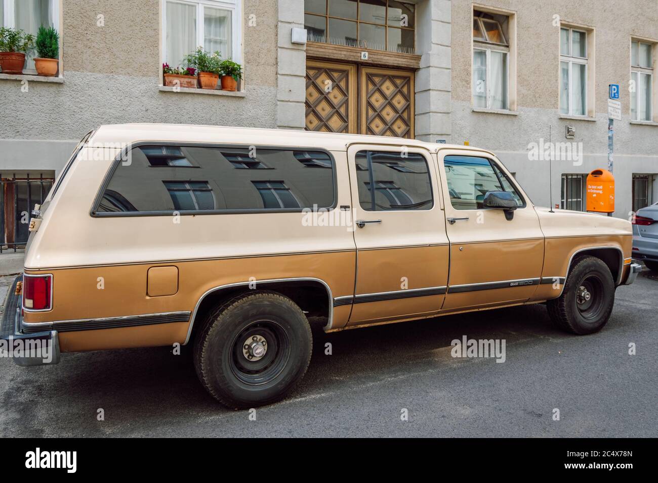 GMC Suburban Siebte Generation. Klassischer amerikanischer SUV in voller Größe. Es ist traditionell eines der profitabelsten Fahrzeuge von General Motors. Stockfoto