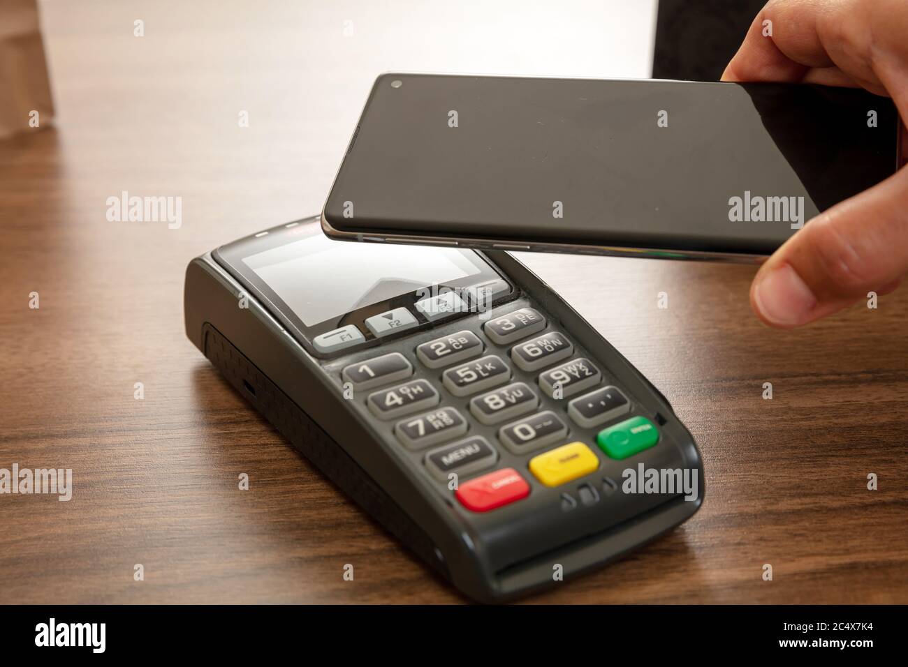 Elektronische zahlung per telefon Fotos und Bildmaterial in hoher Auflösung Alamy