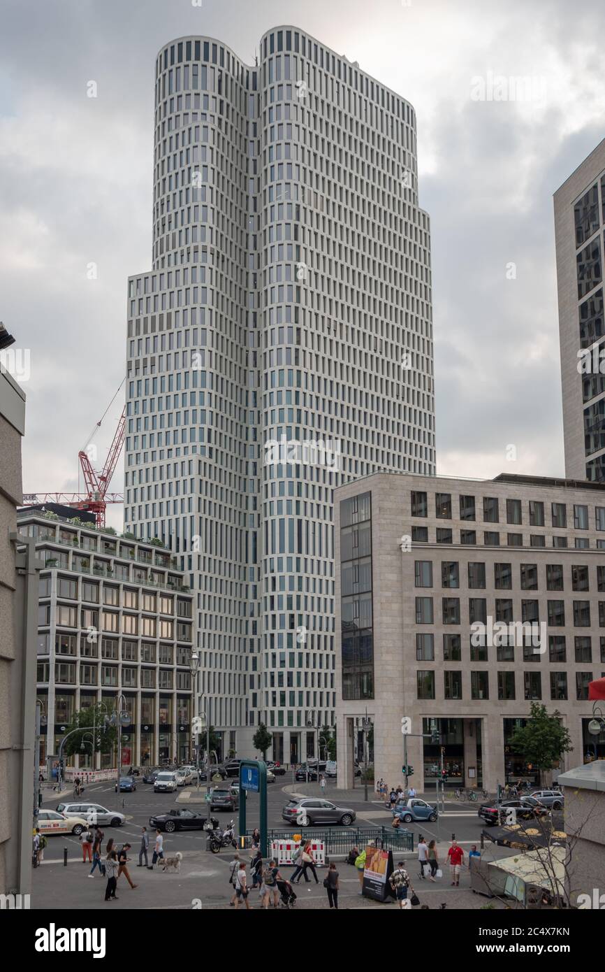 Upper West ist ein Hochhaus am Breitscheidplatz im Berliner Bezirk Charlottenburg. Wolkenkratzer vom Einkaufszentrum Bikini Mall aus gesehen. Stockfoto