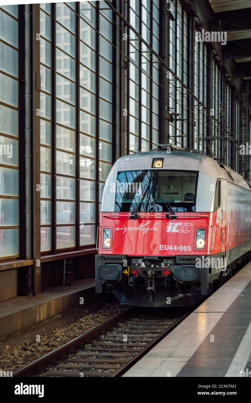 Ansicht der Lokomotive Siemens EU44-005. ICC Zug 'Berlin Warszawa Express'. Die Elektrolokomotiven ES64U4 (Taurus III) der PKP-Eisenbahngesellschaft. Stockfoto