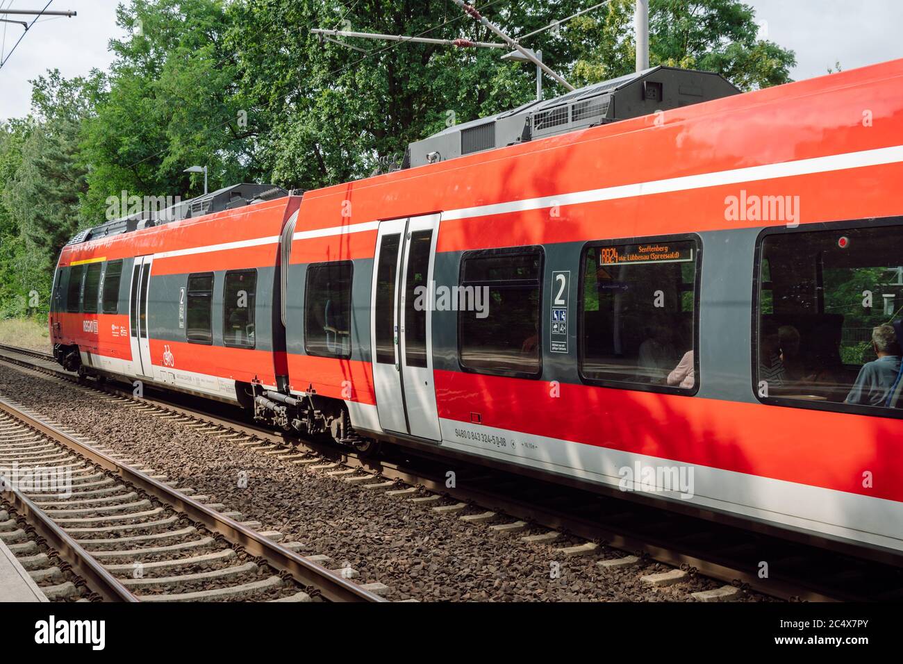 Blick auf den RB24-Personenzug. Regionalzug verbindet Berlin mit dem Brandenburger Gebiet. Stockfoto