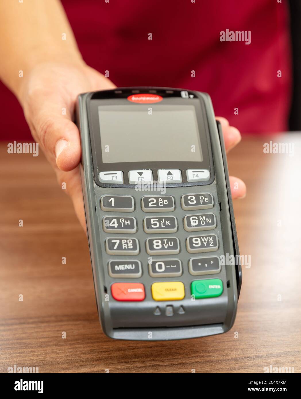 Kasse bietet POS-Terminal für die Zahlung mit Kreditkarte. Banking, Shopping und kontaktloses Bezahlen mit NFC-Technologiekonzept. Stockfoto