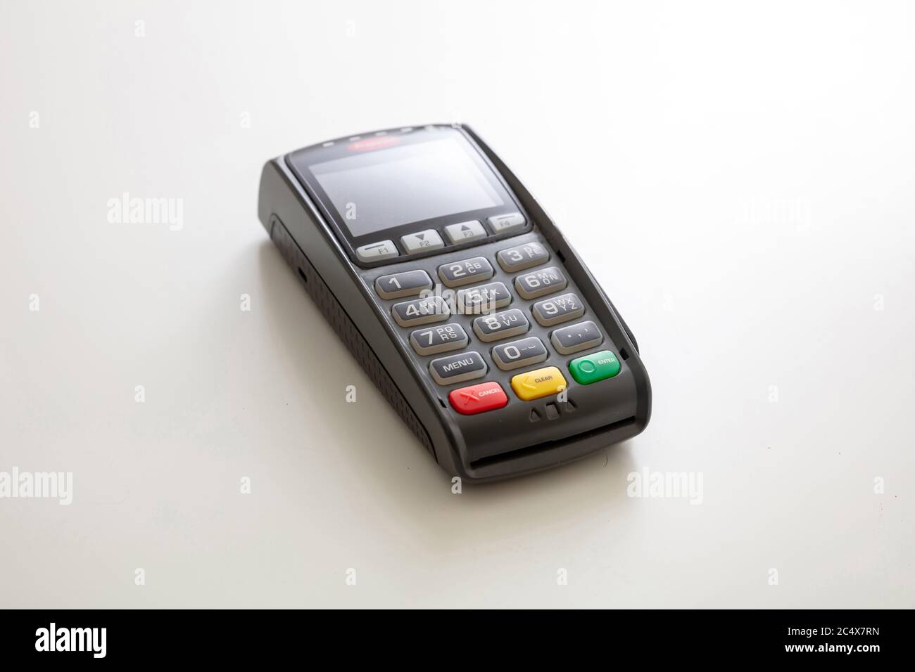 POS-Terminal isoliert auf weißem Hintergrund, Nahaufnahme.Terminal-Kassenautomat für kontaktloses Bezahlen mit Kreditkarte. Bankausrüstung, NF Stockfoto