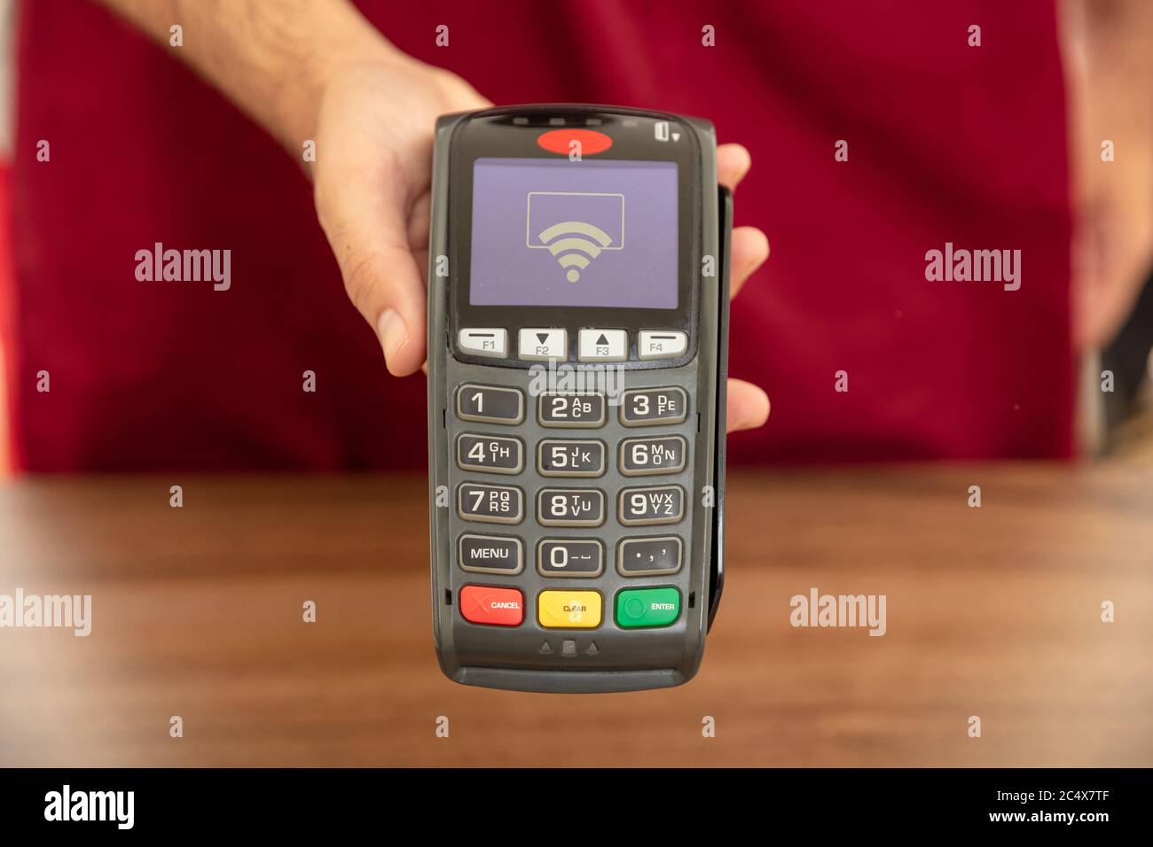 Kasse bietet POS-Terminal für die Zahlung mit Kreditkarte. Banking, Shopping und kontaktloses Bezahlen mit NFC-Technologiekonzept. Stockfoto