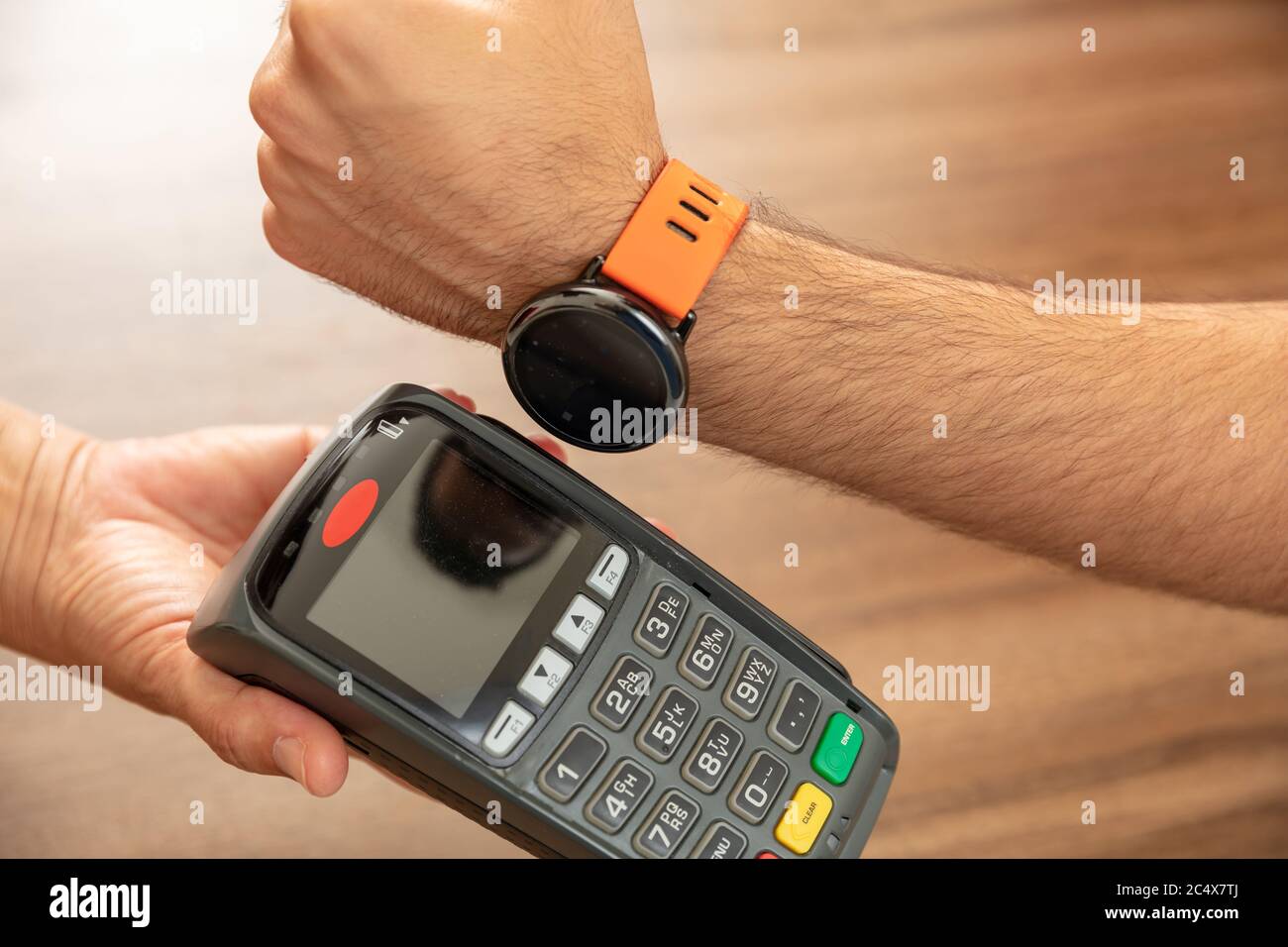Mobile Bezahlung, Smart Watch nfc, drahtlose Nahfeldkommunikation. Kassierer und Kunden Hände mit POS-Maschine und Smart Watch, closeup vi Stockfoto