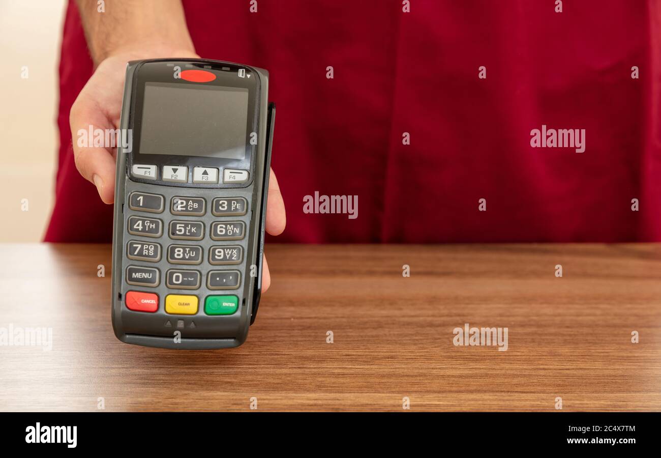 Kasse bietet POS-Terminal für die Zahlung mit Kreditkarte. Banking, Shopping und kontaktloses Bezahlen mit NFC-Technologiekonzept. Stockfoto