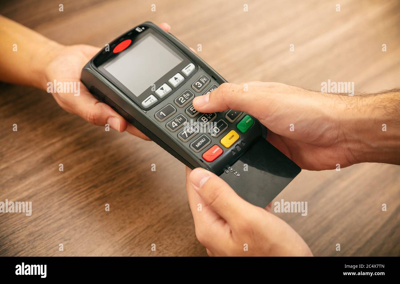 Kasse bietet POS-Terminal für die Zahlung mit Kreditkarte. Banking, Shopping und kontaktloses Bezahlen mit NFC-Technologiekonzept. Stockfoto