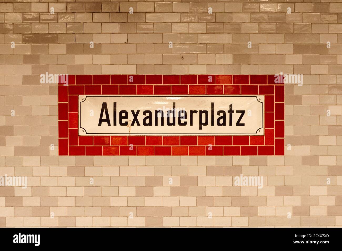 Keramikfliesen Wand mit Alexanderplatz alten Schild an U-Bahn U-Bahn-Station Alexanderplatz in Berlin, Deutschland. Stockfoto