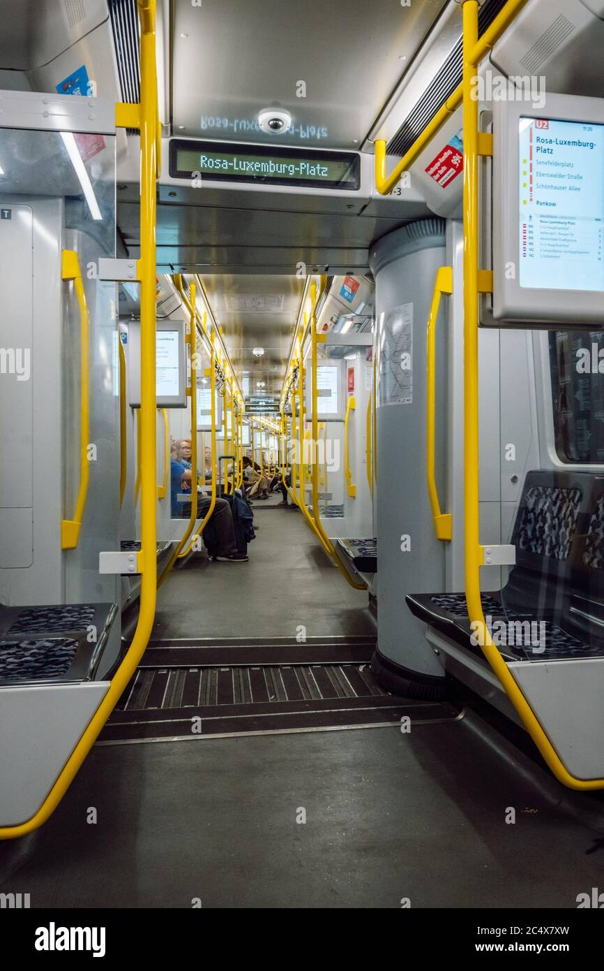 Innerhalb der Berliner U-Bahn, betrieben von der BVG. Das Innere Berlins neue U-Bahn-Züge "Icke", BVG Klasse IK, Berlin, Deutschland. Stockfoto