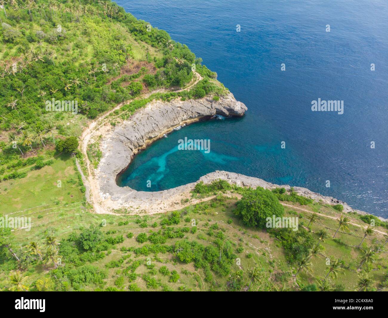 Luftaufnahme der kleinen Insel Nusa Penida vom Atuh Rija Lima Schrein auf der Insel Nusa Penida nahe Bali, Indonesien.Insel Nusa Penida Stockfoto