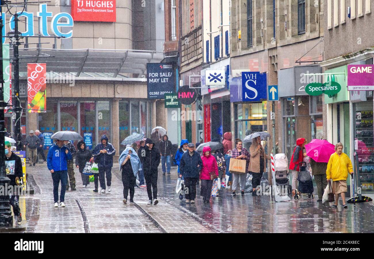 Dundee, Tayside, Schottland, Großbritannien. Juni 2020. UK Wetter: Unruhig Tag mit verstreuten Schauern über Nord-Ost-Schottland. Am ersten Tag der nicht-wesentlichen Geschäfte dürfen wieder geöffnet werden und unter denen, die wieder geöffnet werden können, sind die High Street Geschäfte, Murraygate Geschäfte, Wellgate und Overbate Einkaufszentren. Die Anwohner nehmen den Tag in den strömenden regen Shopping in Dundee Stadtzentrum und Mitarbeiter begrüßen Kunden zurück mit den neuen Regierungen Covid-19 Richtlinien der sozialen Distanzierung. Kredit: Dundee Photographics/Alamy Live Nachrichten Stockfoto