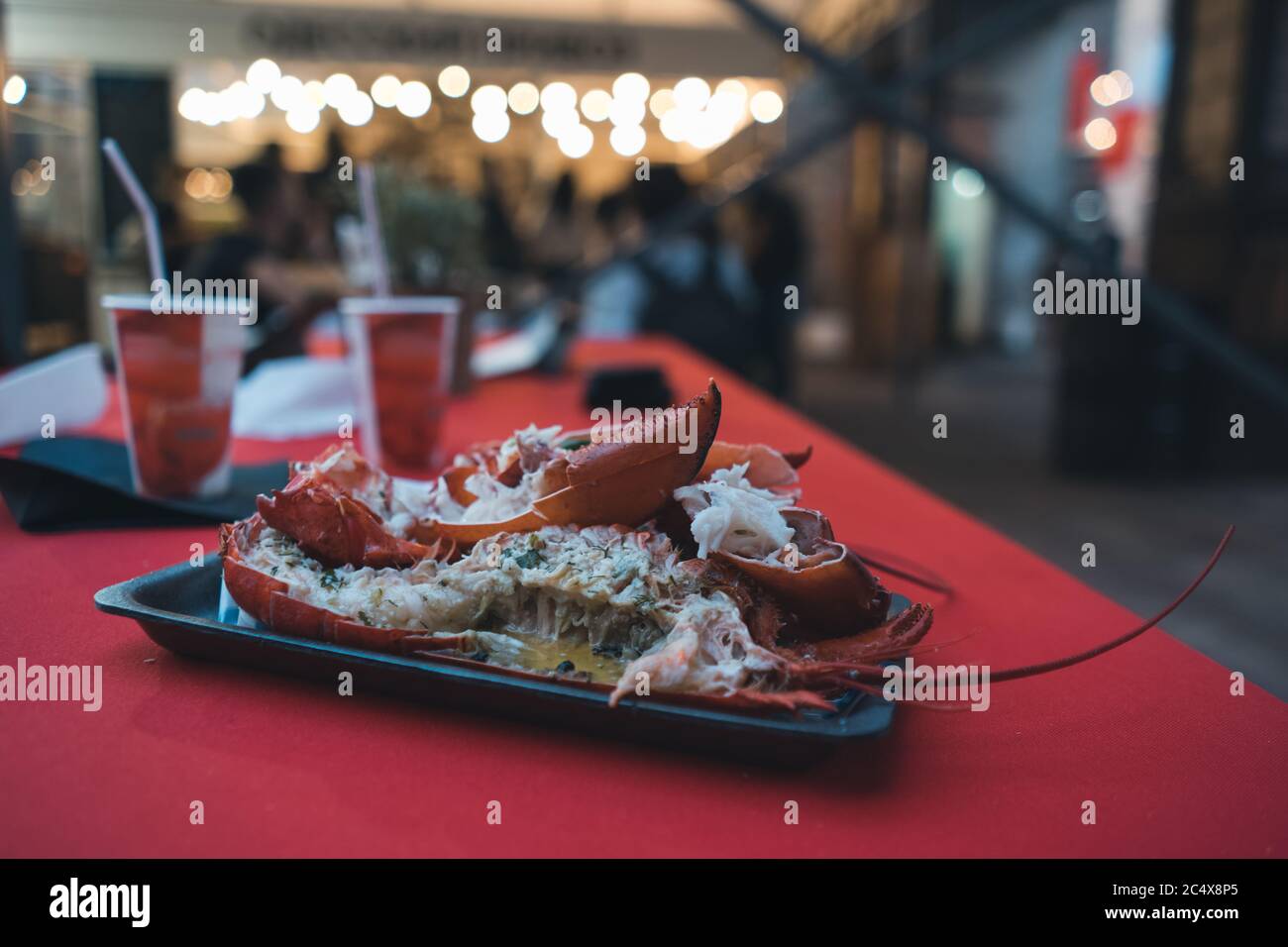 Frisch gekochter Hummer auf Pappteller auf dem Food Festival Stockfoto