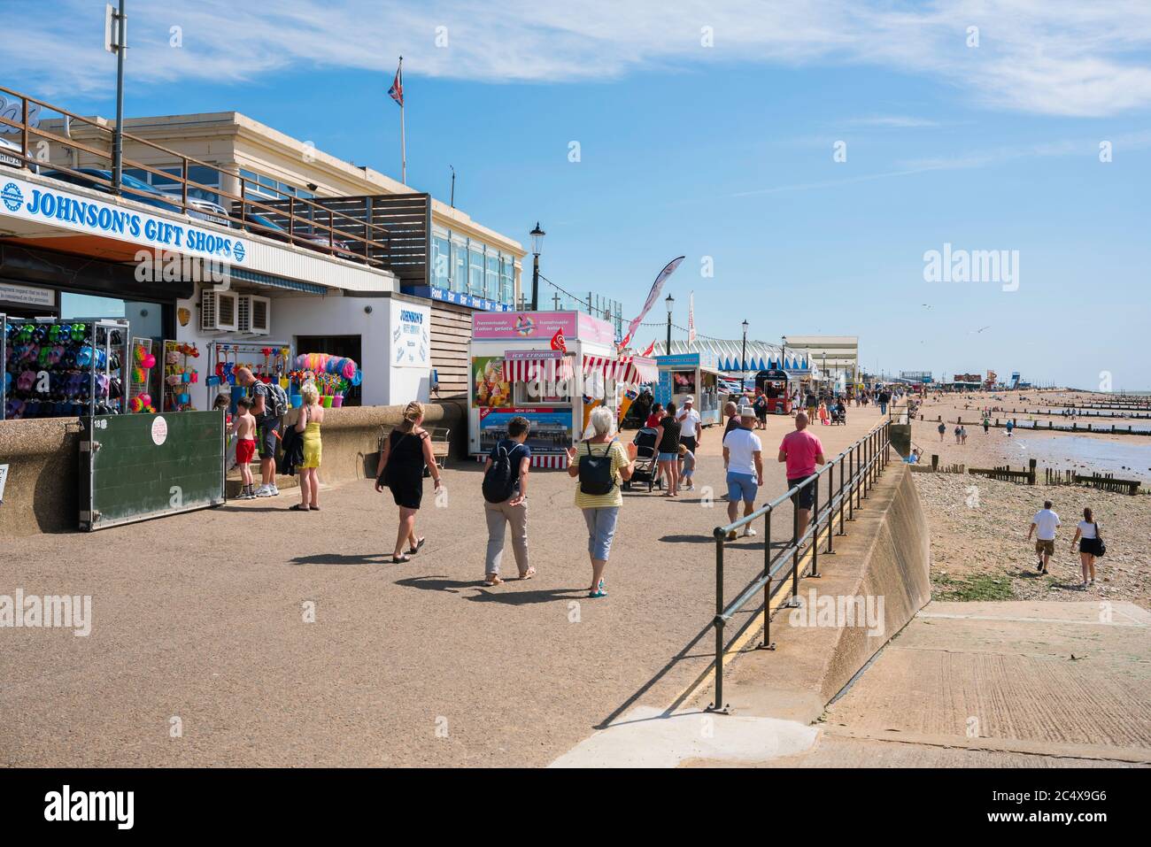 Hunstanton Norfolk Strand, Blick im Sommer entlang der Promenade und Strand in Hunstanton, Nord Norfolk, England, Großbritannien. Stockfoto