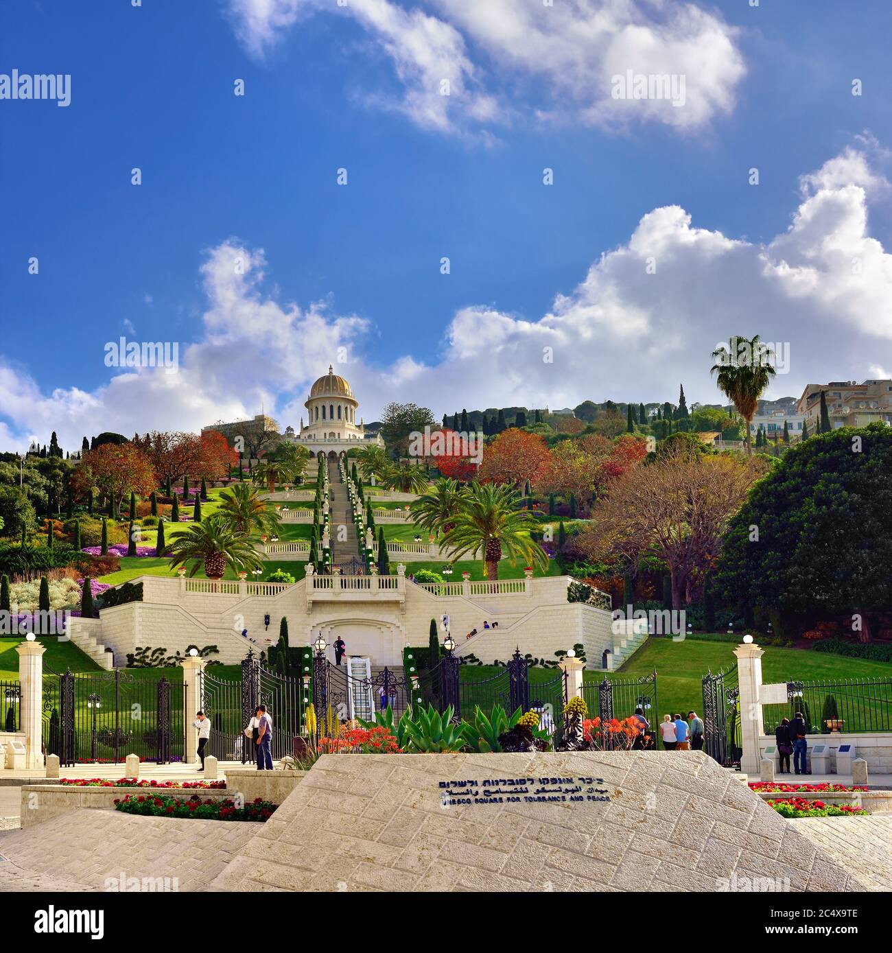 HAIFA, ISRAEL - APR 04, 2015: Bahai Gardens in Haifa, gezeigt bei Sonnenuntergang. Tempel und Grab des Bab, eine der zentralen Figuren des Bahai-Glaubens. Stockfoto