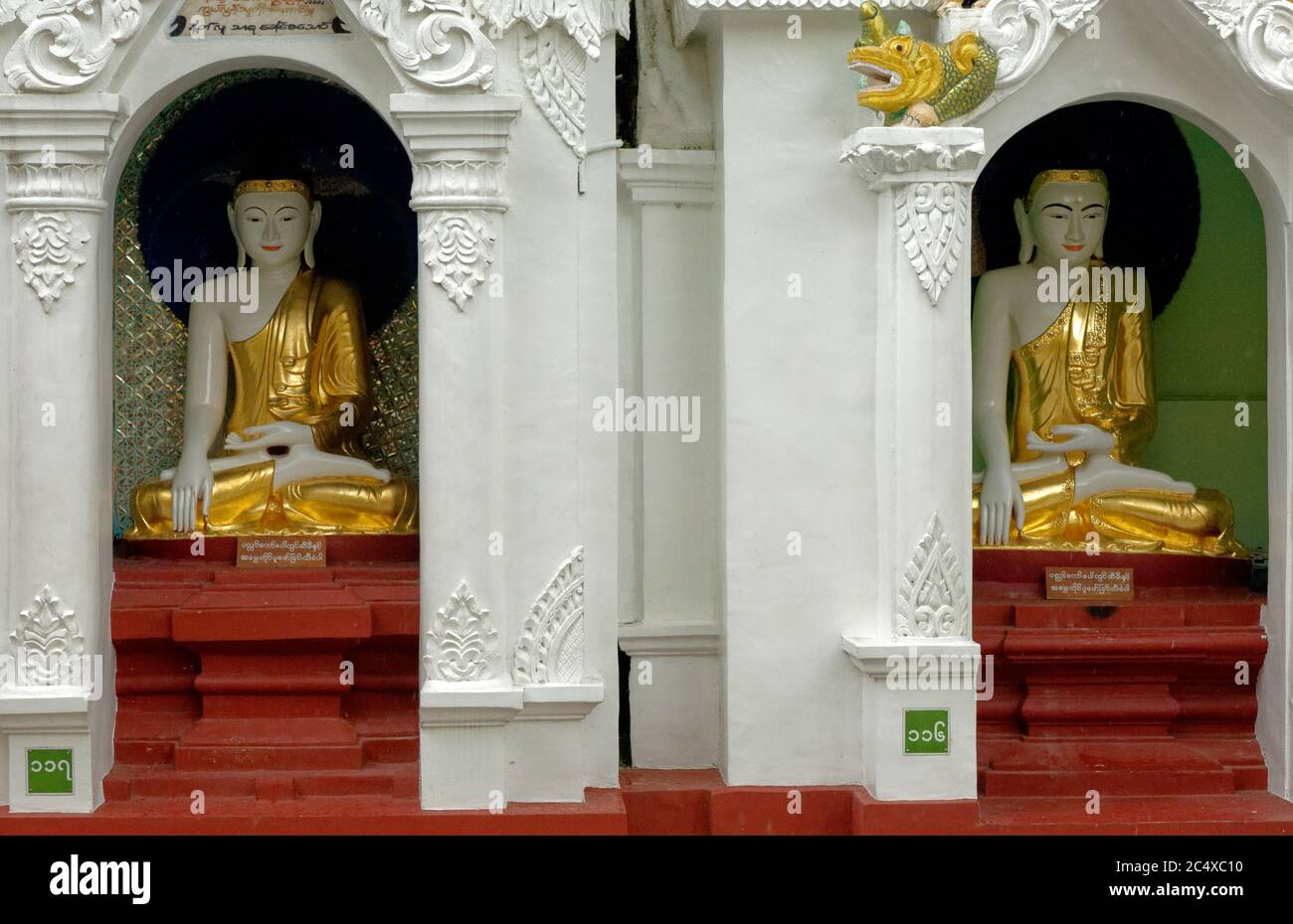 Zwei Samstagsbuddhas in Nischen Schreine an der Shwedagon Pagode, Yanfgon, Myanmar, formell Rangun, Burma Stockfoto