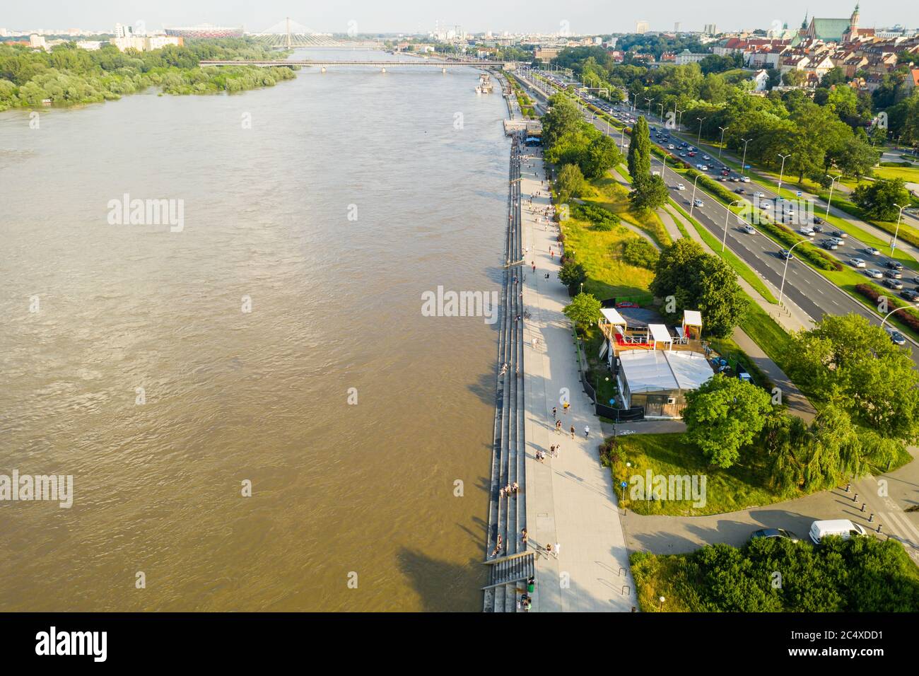 Luftaufnahme des hohen Wasserstandspegs in der Weichsel bei Warschau, Polen. Blick auf die Boulevards, ein beliebter Ort unter den Warschauer Einwohnern zu verbringen ihre Stockfoto