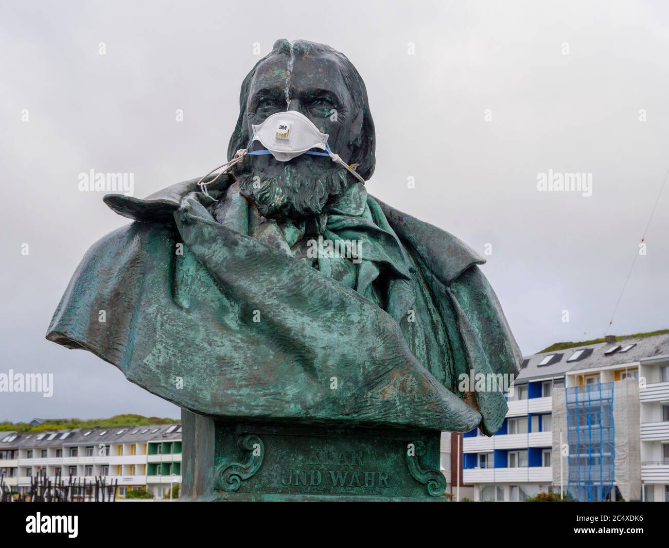 Denkmal Heinrich Hoffmann von Fallersleben mit filtermaske bei Toristinformation, Insel Helgoland, Kreis Pinneberg, Schleswig-Holstein, Deutschland Stockfoto