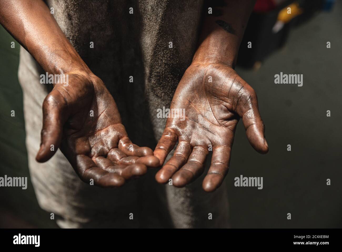 Nahaufnahme der fettigen Hände eines männlichen Fabrikarbeiters Stockfoto