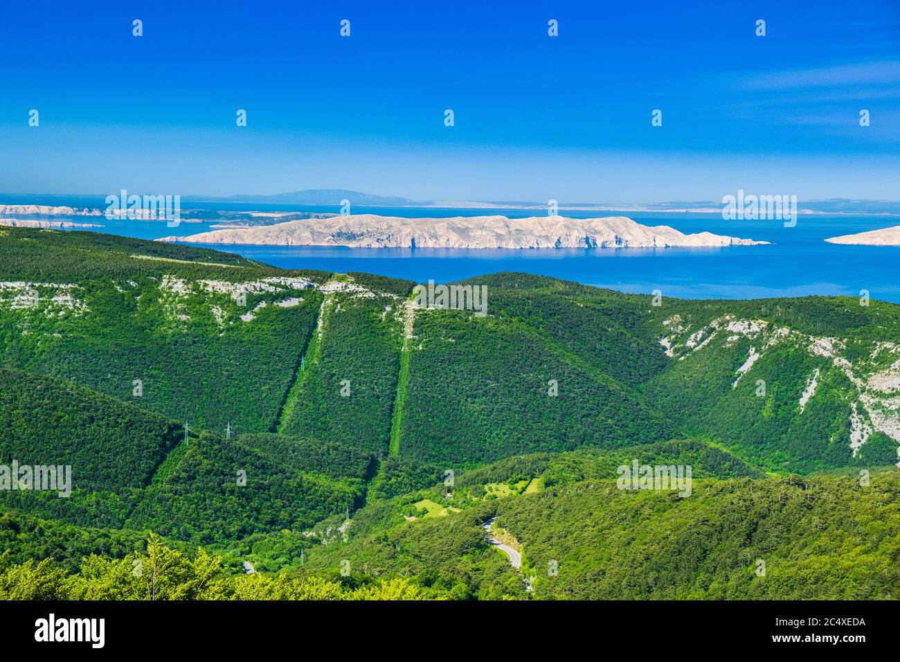Kroatien, Adriatische Küste, Panorama der felsigen Wüste der Inseln von Krk und Rab vom Berg Vratnik Stockfoto