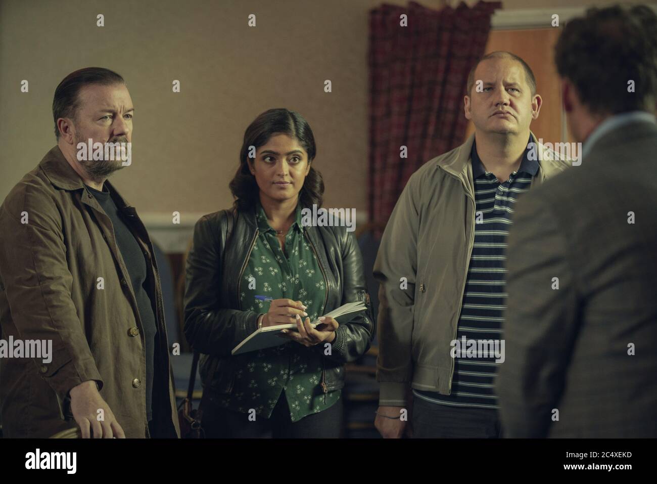 Ricky Gervais, Mandeep Dhillon, Tony Way, 'After Life' Staffel 2 (2020) Credit: Natalie Seery / Netflix / The Hollywood Archive Stockfoto