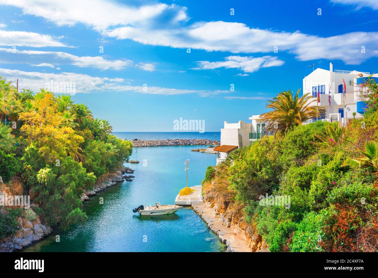 Einen schönen Frühling Blick auf den alten Hafen von traditionellen Dorf Sisi, Kreta, Griechenland Stockfoto