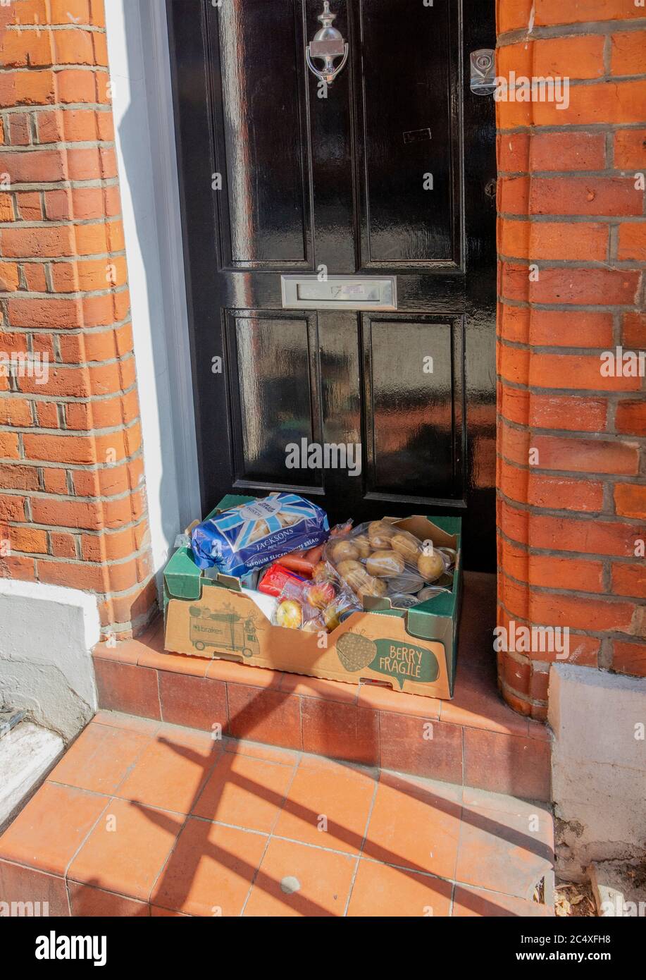 Box mit Online-Lebensmittel-/Lebensmittelzustellung vor der Haustür in Barkston Gardens, London Stockfoto