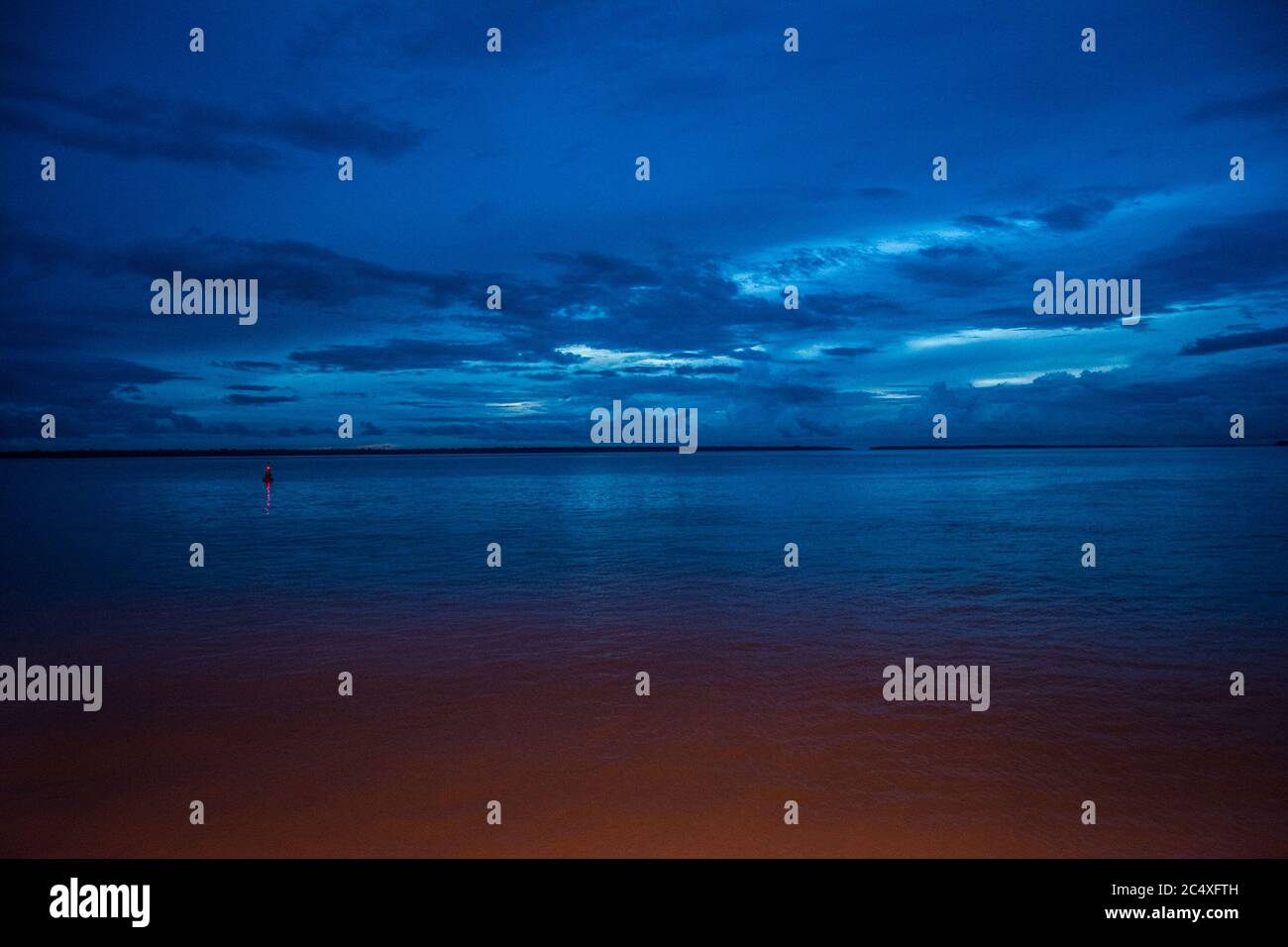 Sonnenuntergang am Fluss mit blauem Himmel, in der Nähe der Docks. Belém, Amazon, Brasilien Stockfoto