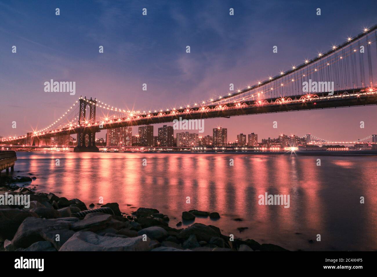 Nachtansicht der Manhattan Bridge über den Hudson River Stockfoto