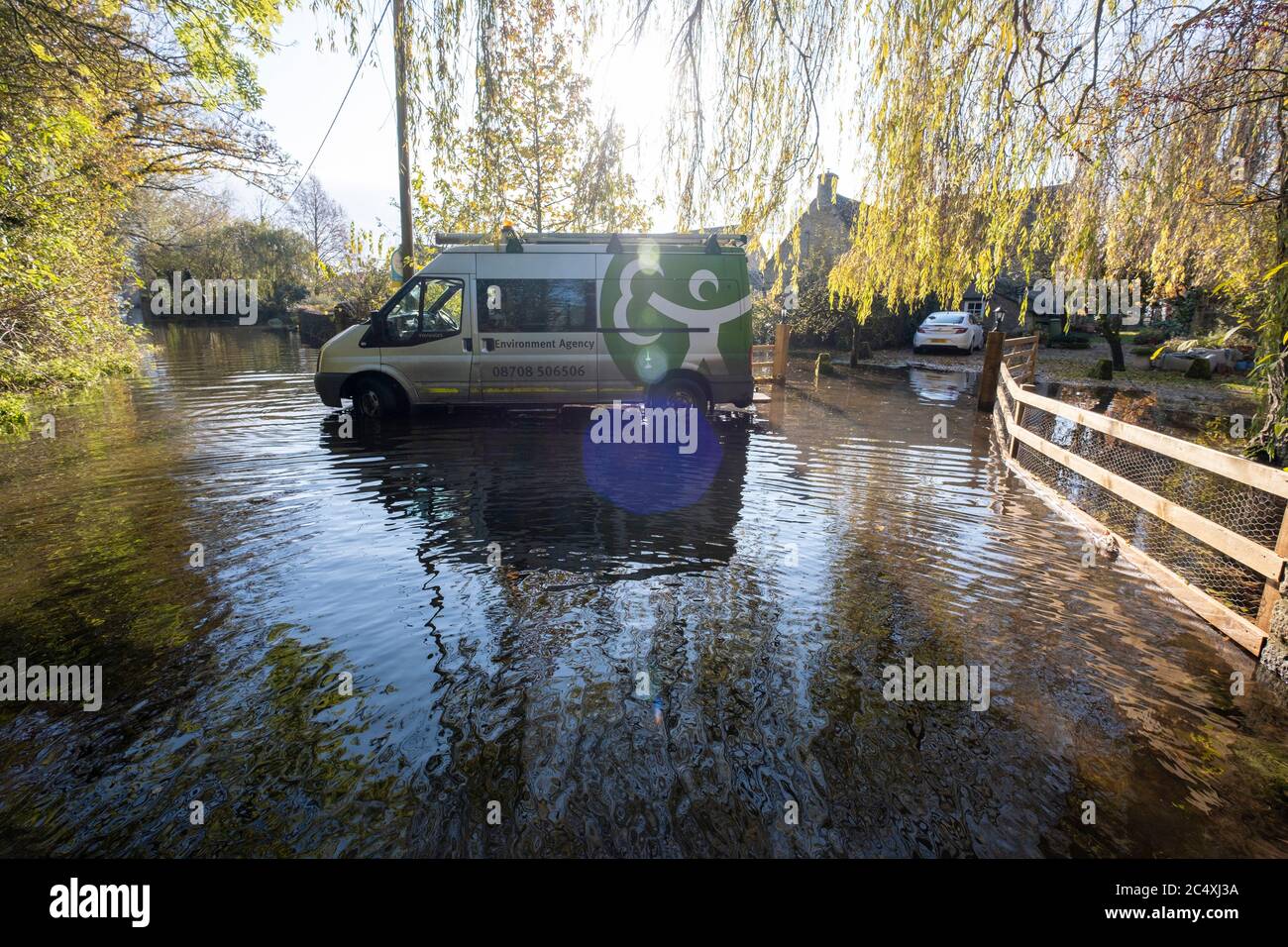 Überflutete Straßen im Dorf Cerney Wick nach mehr heftigen Regenfällen während einer extrem feuchten Herbstsaison in Großbritannien. Stockfoto