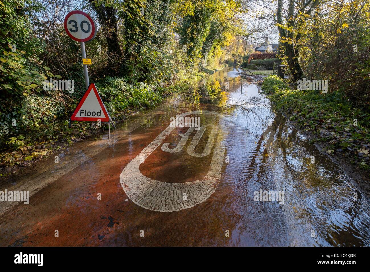 Überflutete Straßen im Dorf Cerney Wick nach mehr heftigen Regenfällen während einer extrem feuchten Herbstsaison in Großbritannien. Stockfoto