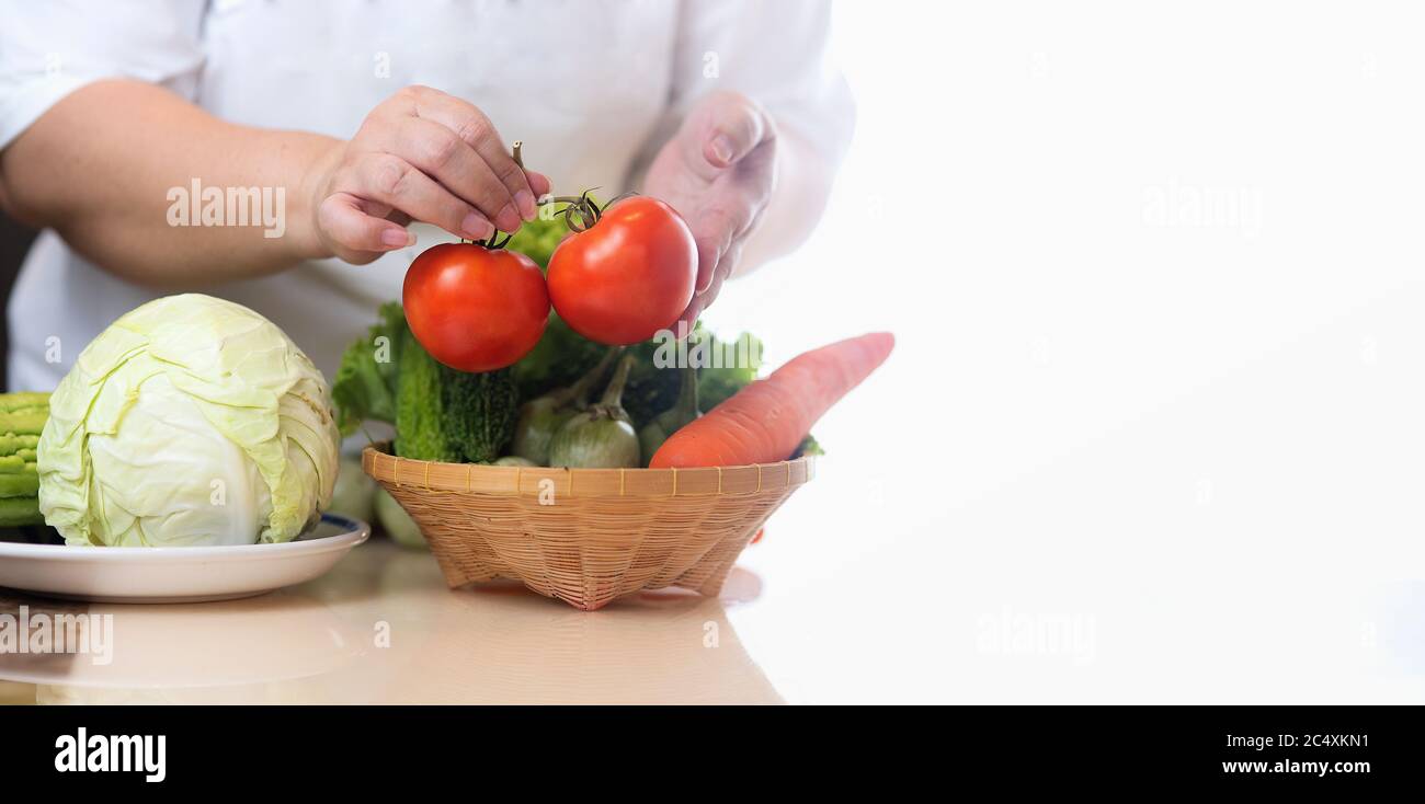 Cook Hand hält frisches Obst und Gemüse, gesunde Ernährung, Ernährung Lebensmittel als Rezept für eine gute Gesundheit Stockfoto