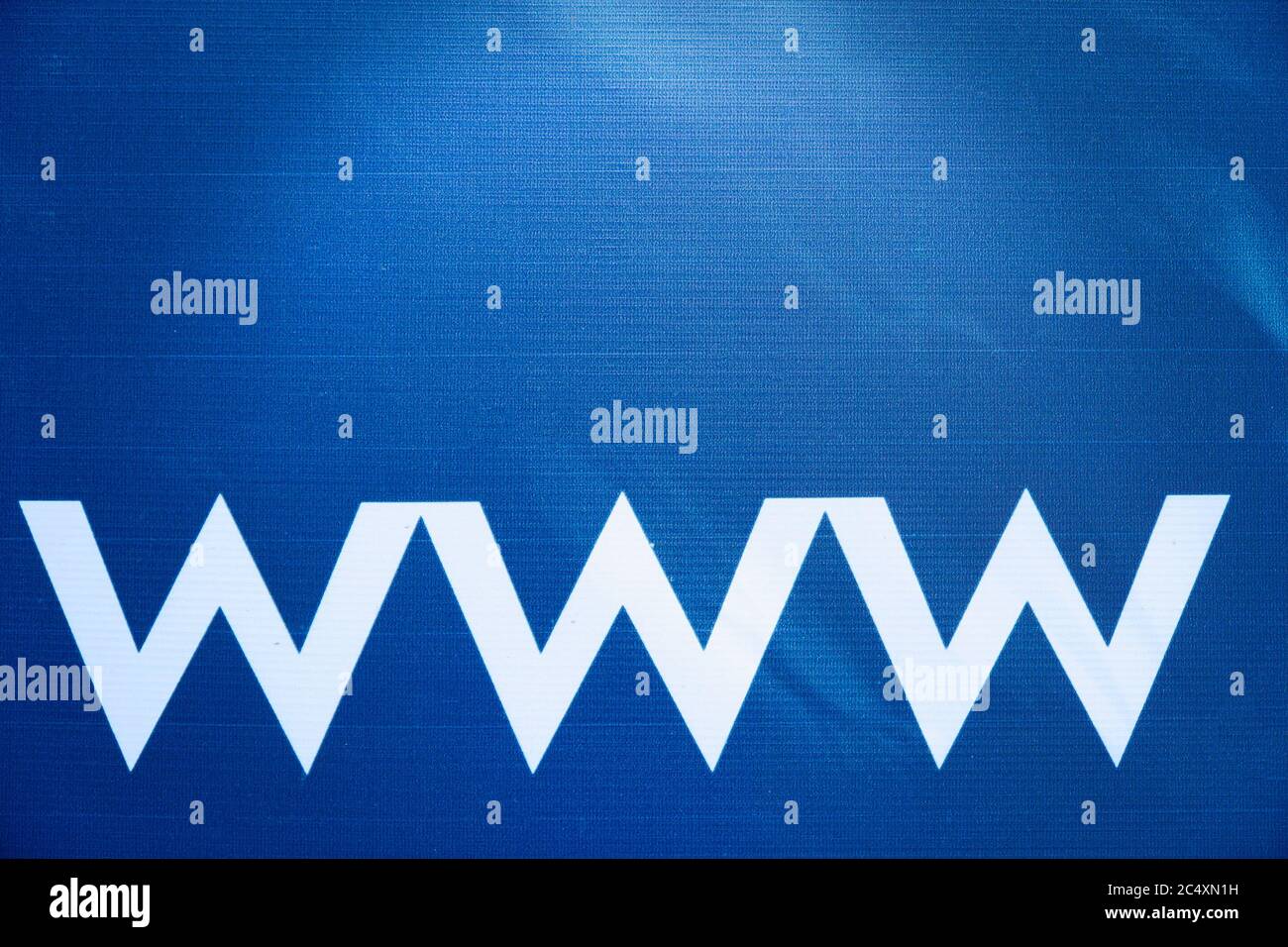 Drei Buchstaben www World Wide Web auf blauem Hintergrund Stockfoto