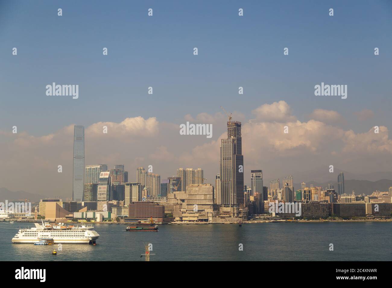 HONGKONG, CHINA - UM 2020: Skyline von Hongkong und Victoria Harbour am Morgen. Sonnenuntergang über der Bucht von Hongkong an einem klaren Tag Stockfoto