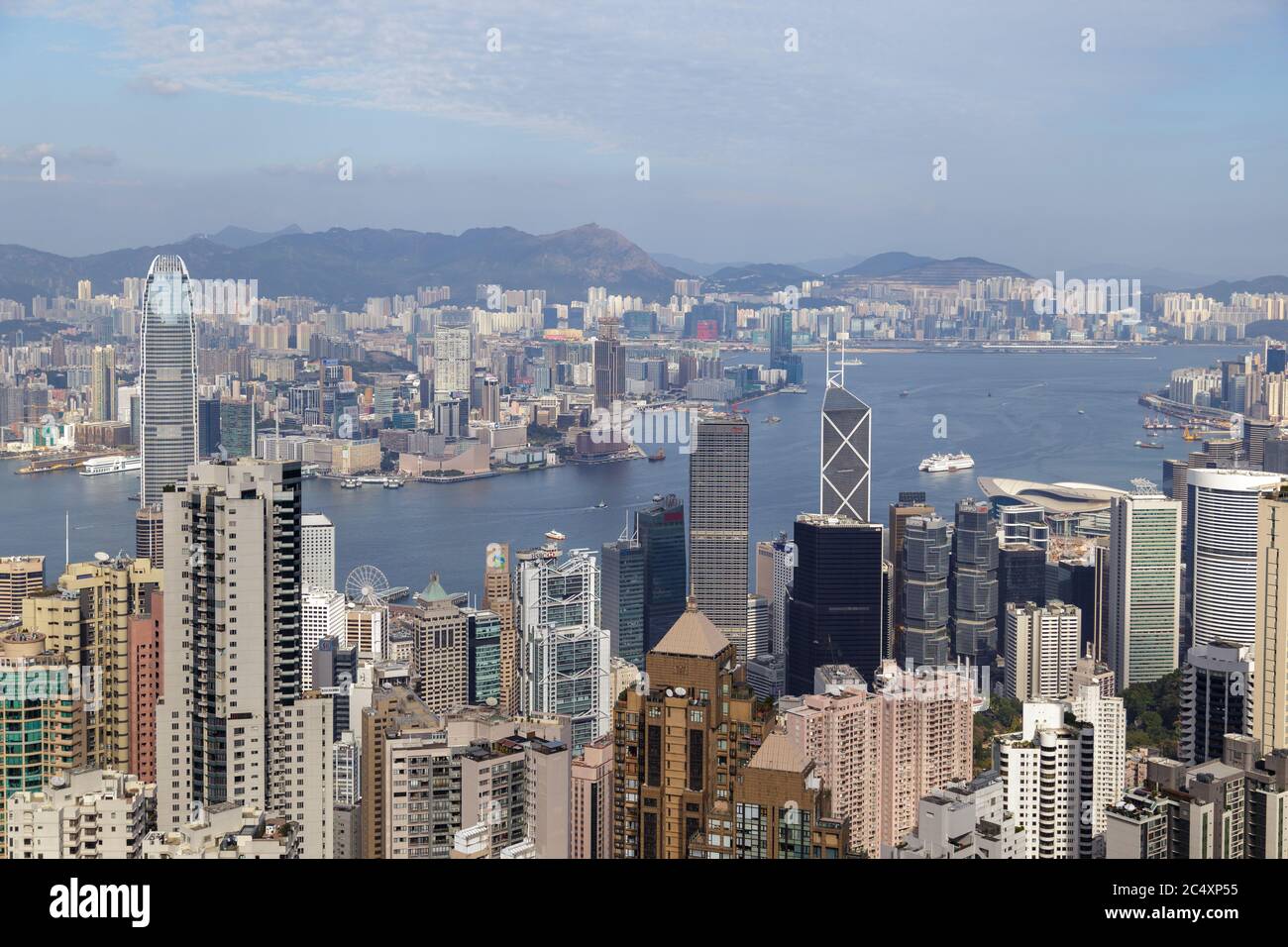 HONGKONG, CHINA - UM 2020: Atemberaubende Aussicht auf Hongkong vom Victoria Peak Stockfoto