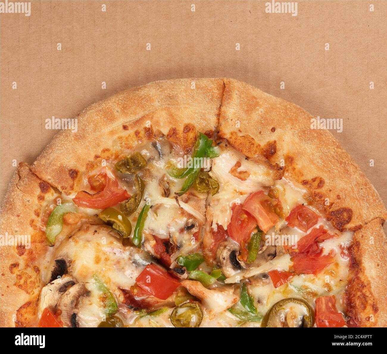 Heiße mexikanische Pizza auf einem Karton Hintergrund. Draufsicht. Stockfoto