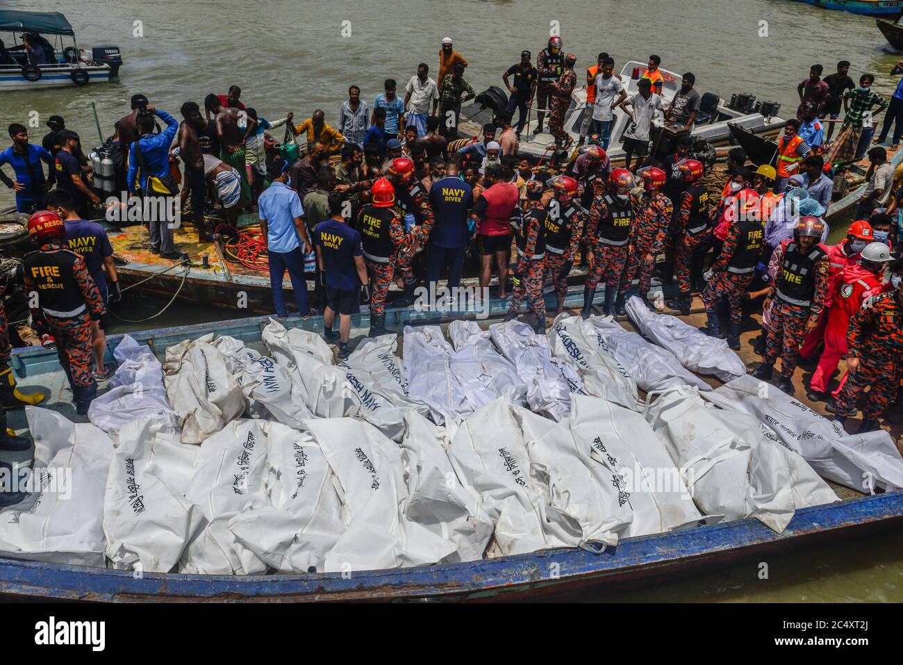Dhaka, Bangladesch. Juni 2020. (ANMERKUNG DES HERAUSGEBERS: Bild zeigt den Tod) geborgte Leichen von Abschussopfern, die vom Buriganga River gesammelt wurden.EIN Passagierschiff (Abschussschiff) wurde von einem anderen Abschuss getroffen und sank im Buriganga River in der Nähe des Dhaka River Port. Bisher wurden 30 Leichen gefunden. Angenommen, dass viele weitere Leichen in dem versenkten Start stecken. Das versunkene Schiff transportete fast 100 Passagiere. Die Rettungsaktion läuft noch. Kredit: SOPA Images Limited/Alamy Live Nachrichten Stockfoto