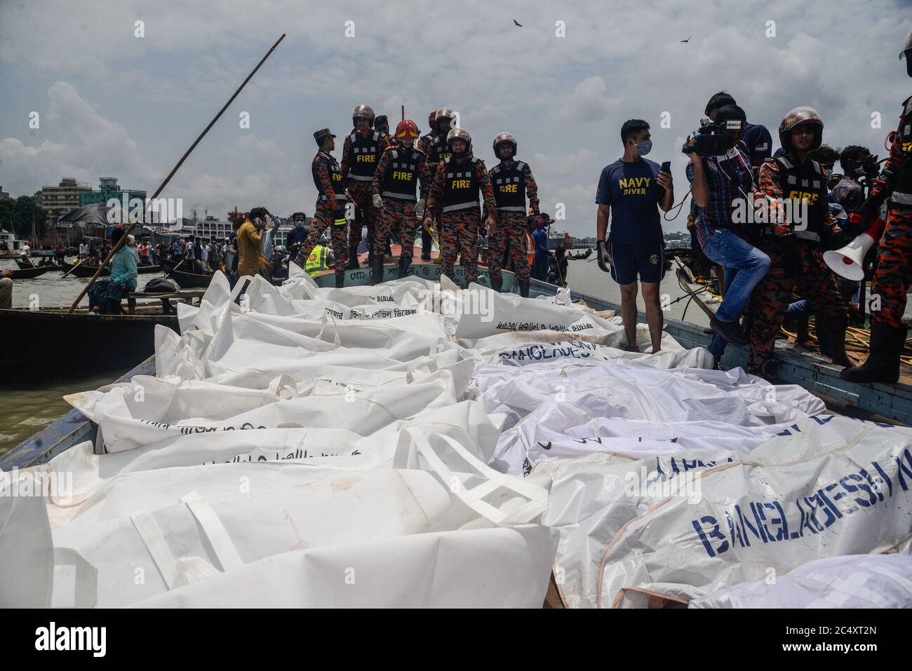 Dhaka, Bangladesch. Juni 2020. (ANMERKUNG DES HERAUSGEBERS: Bild zeigt den Tod) geborgte Leichen von Abschussopfern, die vom Buriganga River gesammelt wurden.EIN Passagierschiff (Abschussschiff) wurde von einem anderen Abschuss getroffen und sank im Buriganga River in der Nähe des Dhaka River Port. Bisher wurden 30 Leichen gefunden. Angenommen, dass viele weitere Leichen in dem versenkten Start stecken. Das versunkene Schiff transportete fast 100 Passagiere. Die Rettungsaktion läuft noch. Kredit: SOPA Images Limited/Alamy Live Nachrichten Stockfoto