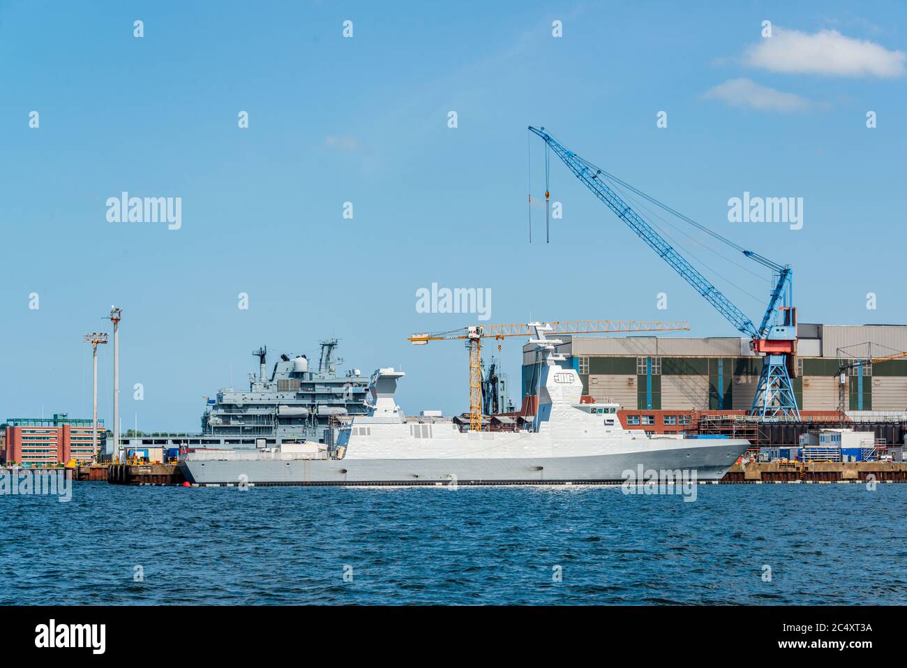 Kieler Hafen mit Kriegsschiff Neubauten in der Werft Deutsche Schiffswerften Stockfoto