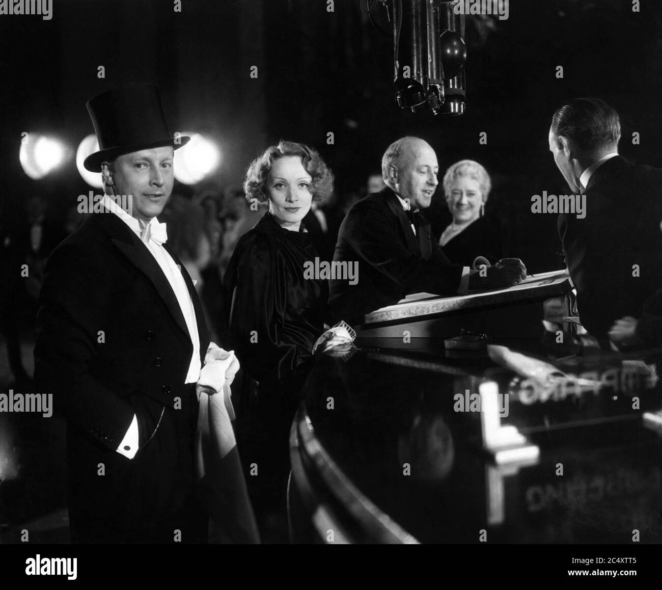 MARLENE DIETRICH und ihr Mann RUDOLF SIEBER und CECIL B. DeMille und seine Frau CONSTANCE unterzeichnen die Anmeldung für den Gastgeber CONRAD NAGEL bei der Hollywood-Premiere des GRAND HOTELS am Grauman's Chinese Theatre am 2. Mai 1932 Stockfoto